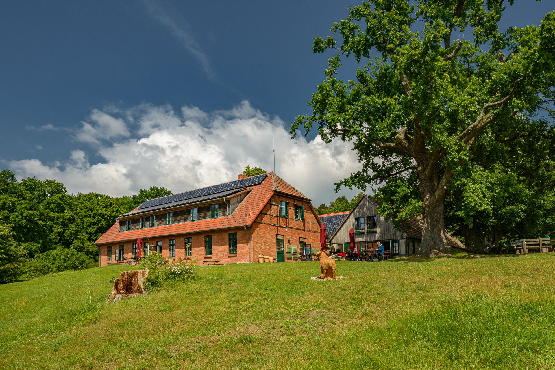 Ansicht des Hauptgebäudes des Müritzhofes bergauf vonn der Weide aus.